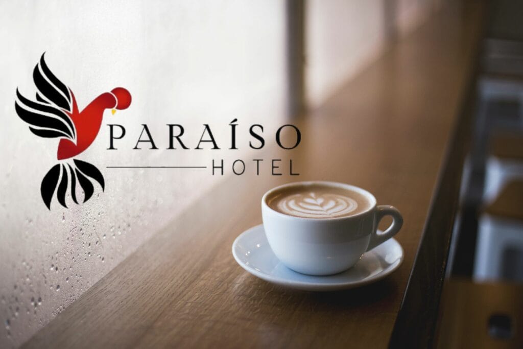 Taza de cafe con logotipo de Hotel Paraiso sobre una mesa Taza de café